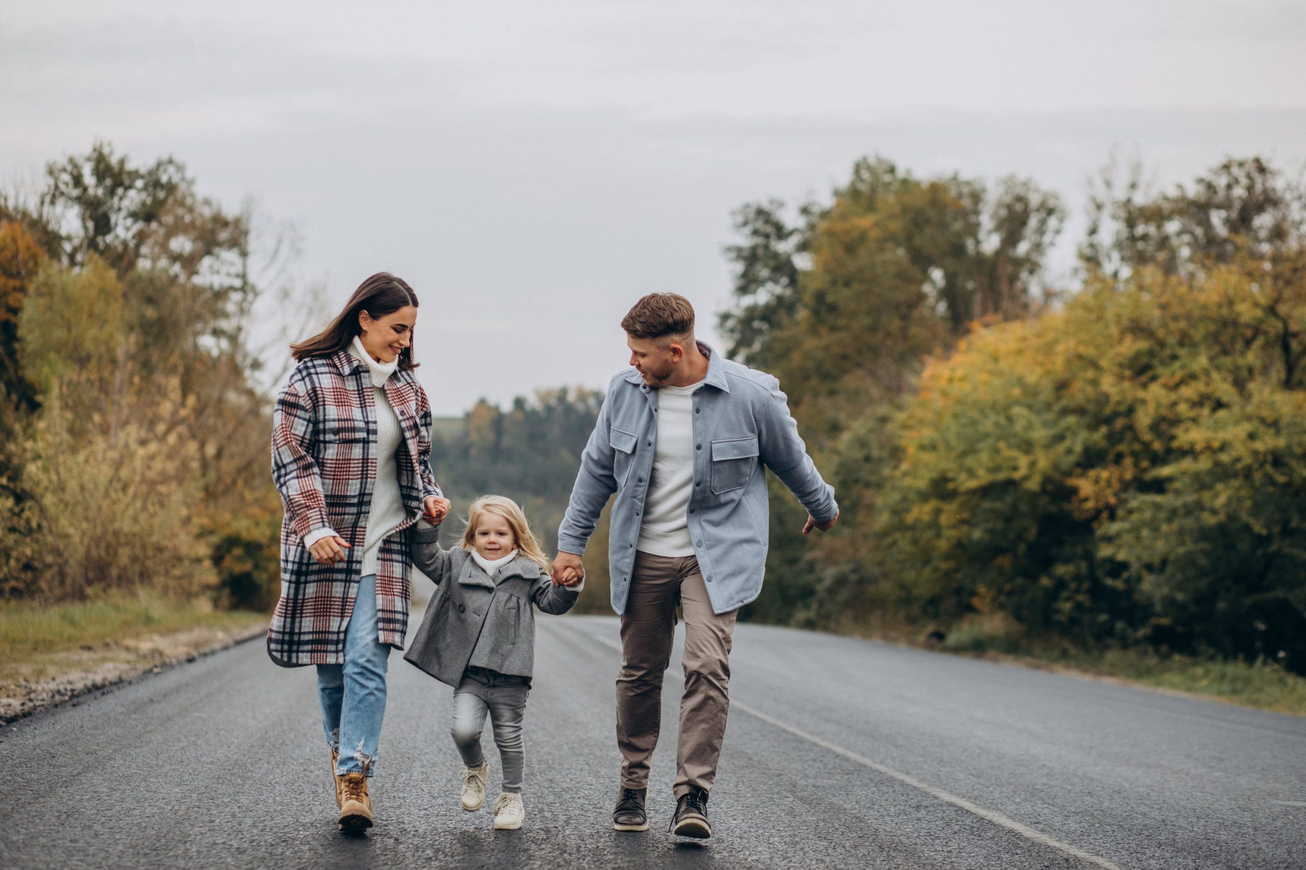 famille-petite-fille-ensemble-par-temps-automne-s-amusant-min-scaled