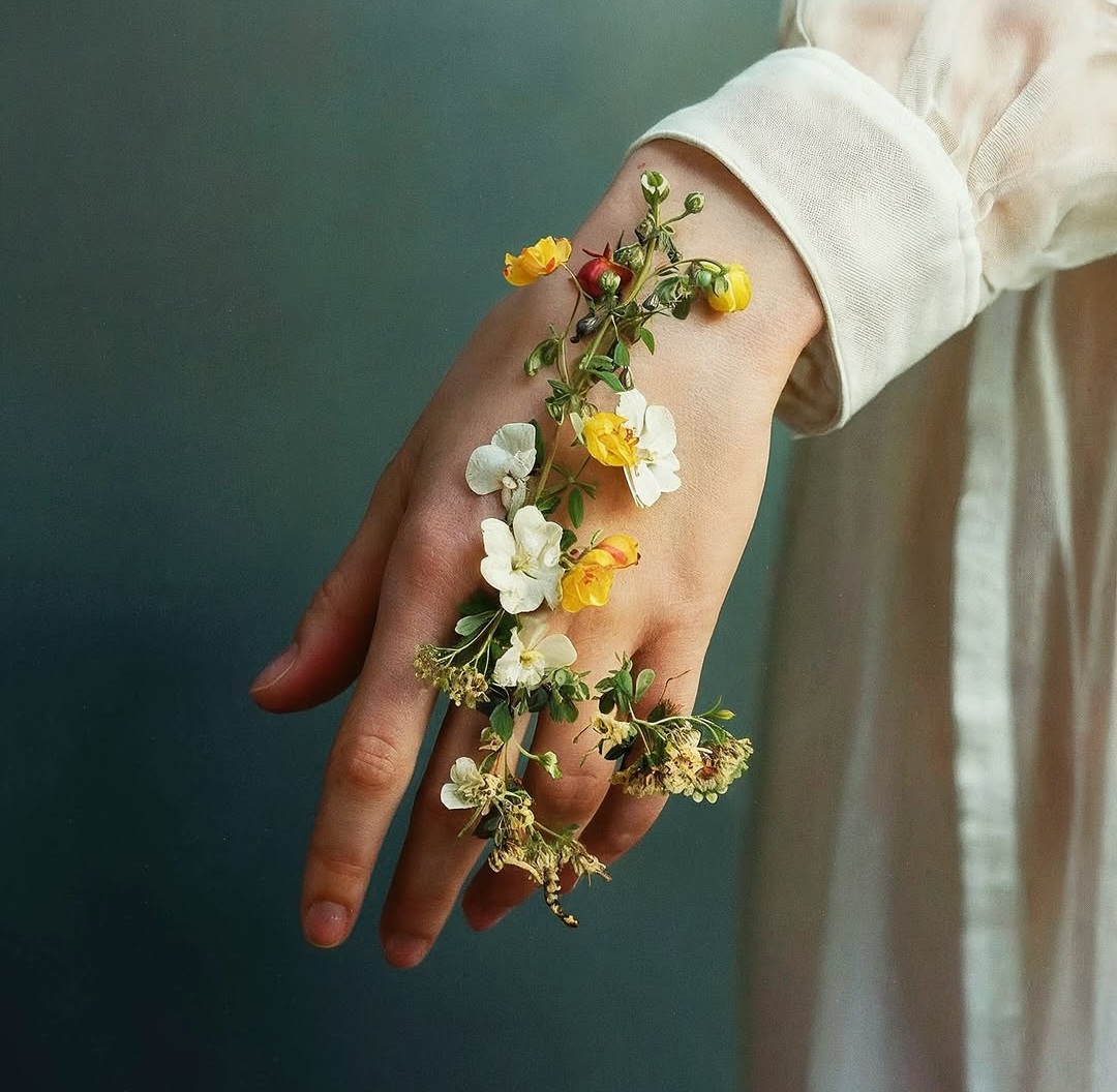 fleurs et main fleurs